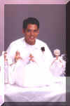 dan_goh_with_dolls_400.jpg (14545 bytes)
